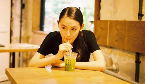 發(fā)朋友圈曬喝奶茶的短句，喝奶茶發(fā)朋友圈的句子